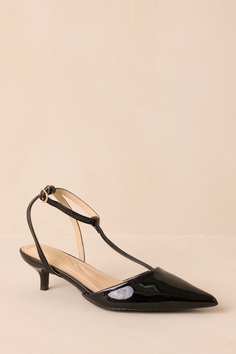Angled-View-Highlighting-Pointed-Toes-Of-The-Black-Heels