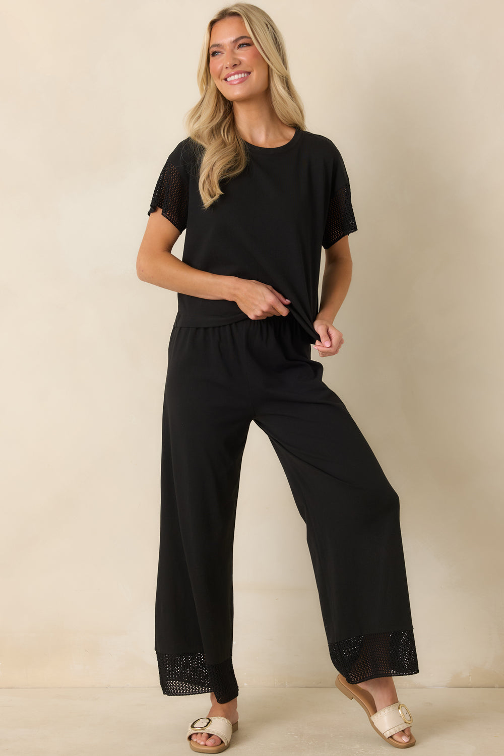 Black-Crew-Neck-Cropped-Top