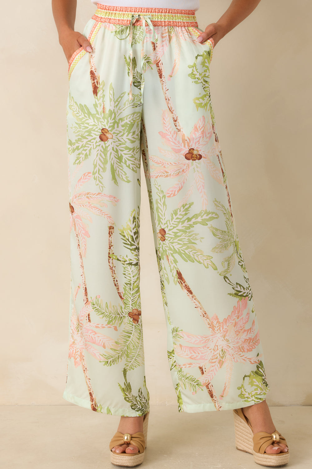 Close-View-Of-The-Elastic-Waistband-And-Adjustable-Drawstring