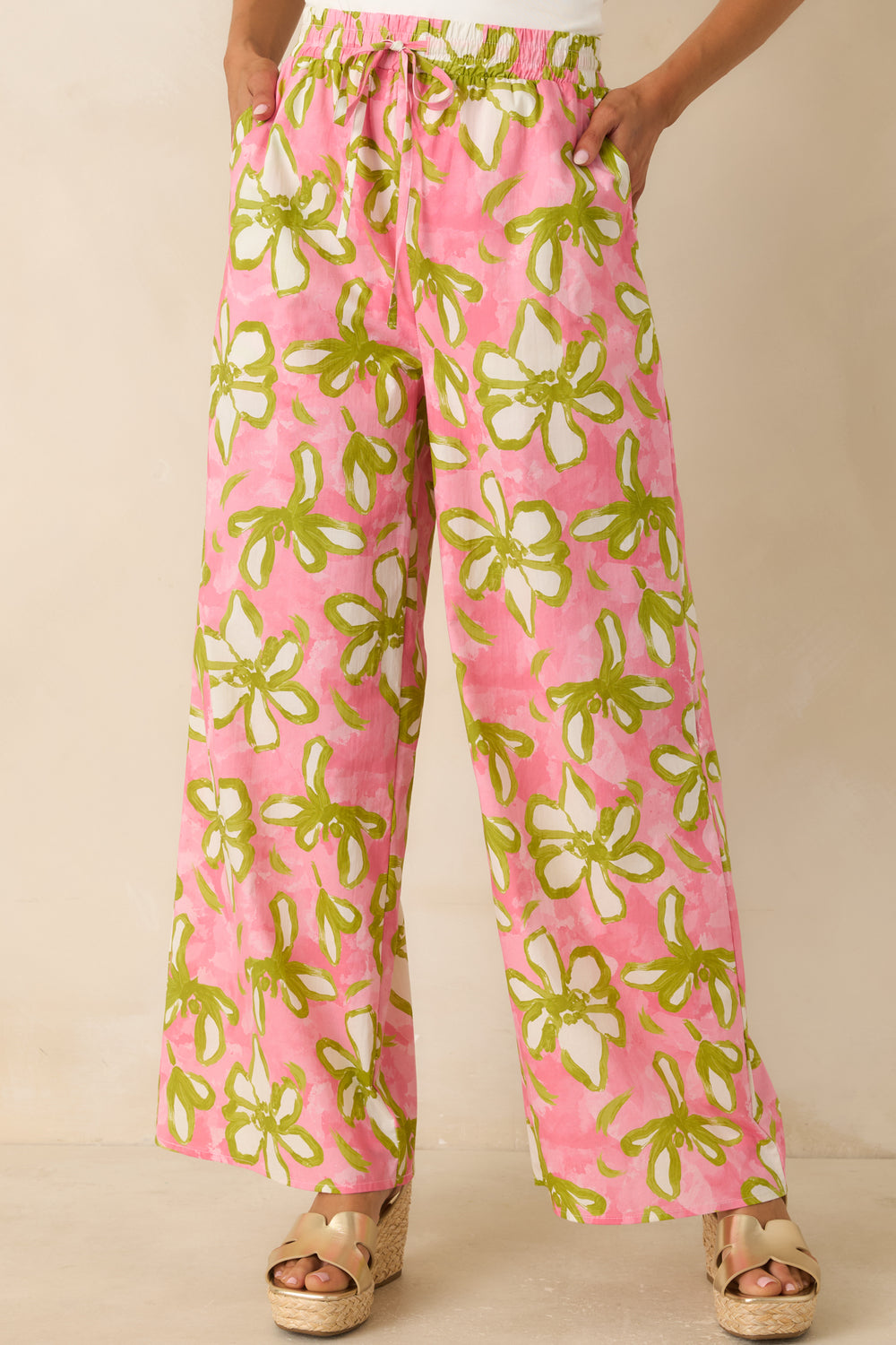 Close-View-Of-The-Elastic-Waistband-Highlighting-Adjustable-Drawstring