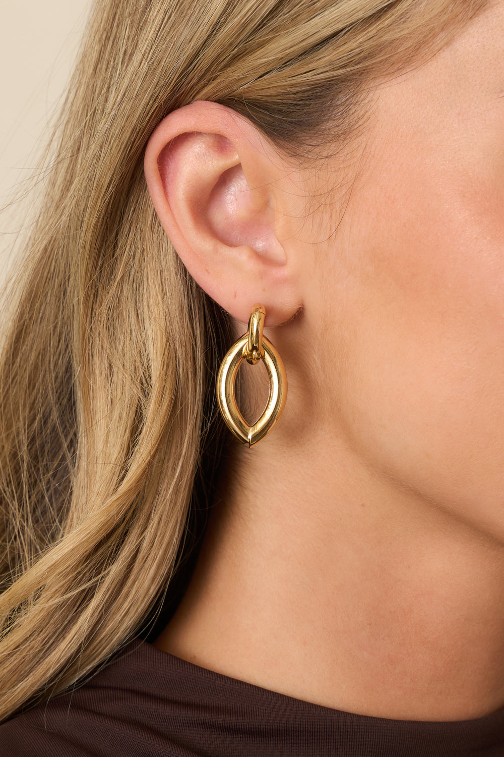 Cropped-Close-Sleek-Curved-Gold-Tone-Earrings