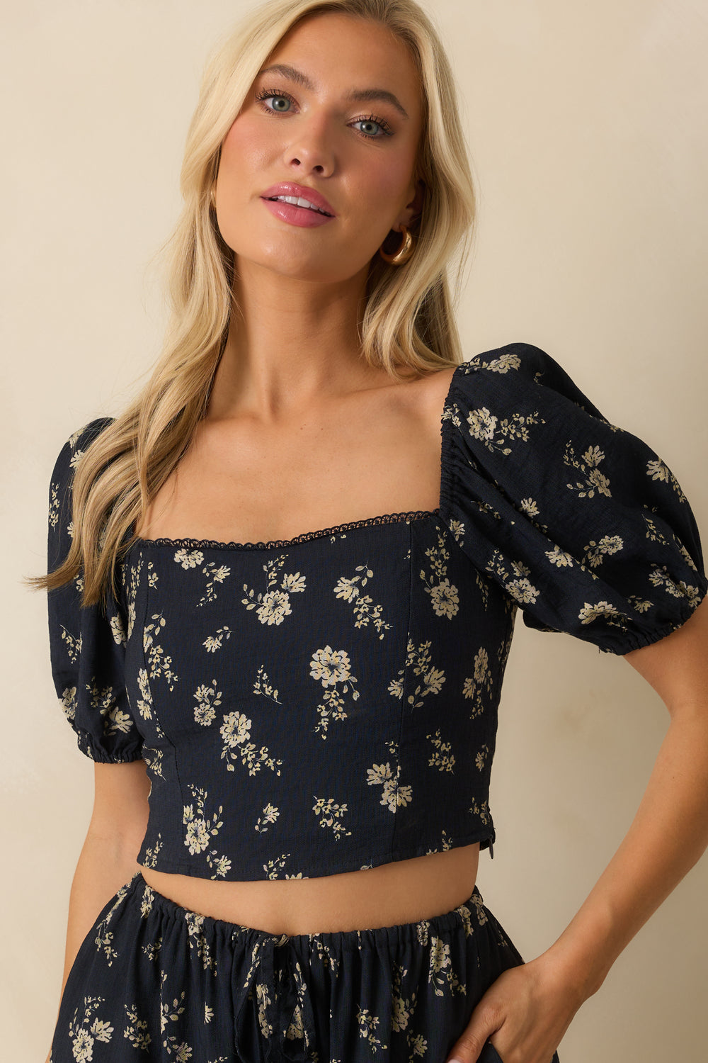 Cropped-View-Top-Scalloped-Lace-Trim-Neckline