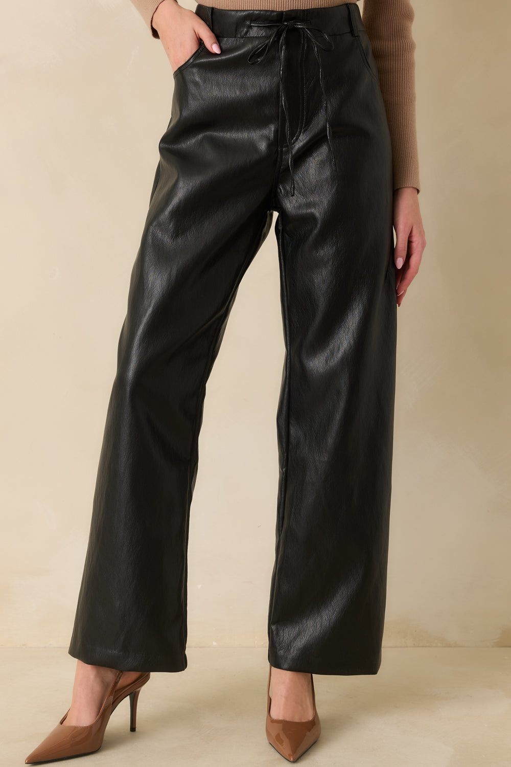 Front-View-Elastic-High-Rise-Waistband-Drawstring-Detail