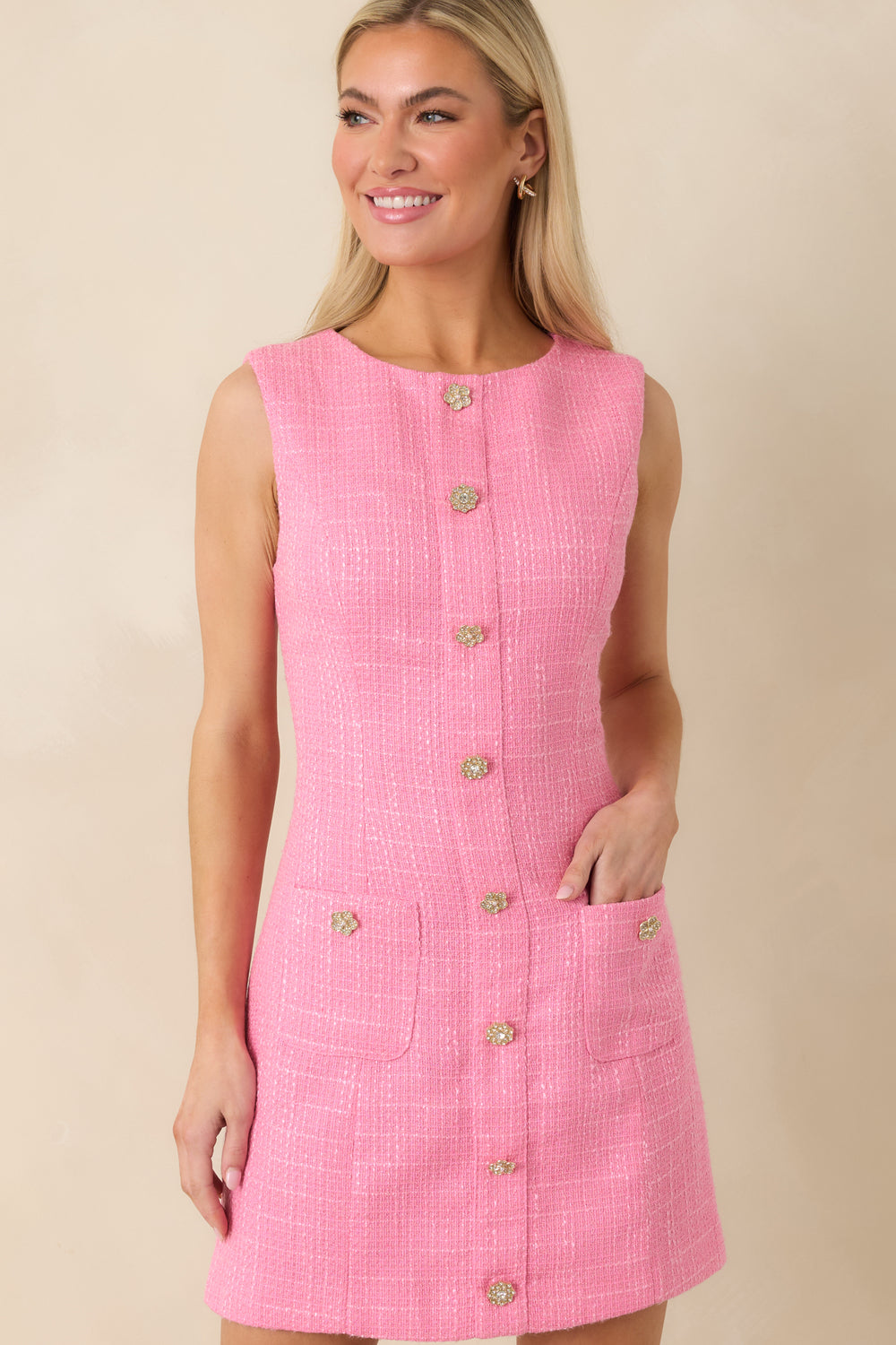Pink-Sleeveless-Tweed-Dress-Focusing-On-The-Tailored-Shift-Shape
