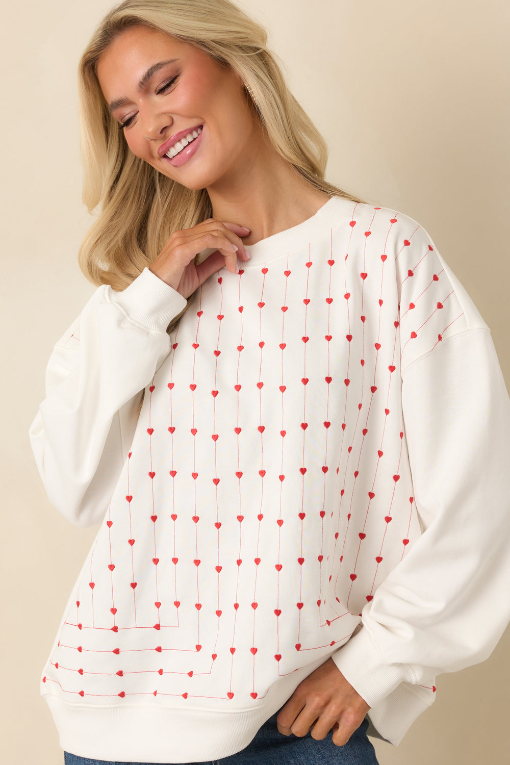 Relaxed-White-Crewneck-Sweatshirt-Featuring-Vertical-Heart-Embroidery