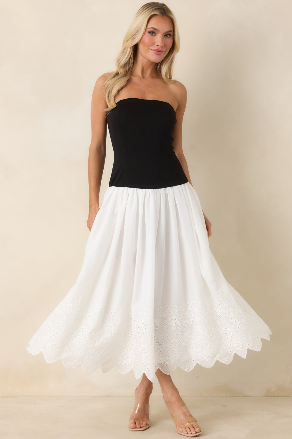 Strapless-Black-And-White-Midi-Dress-With-Fitted-Bodice