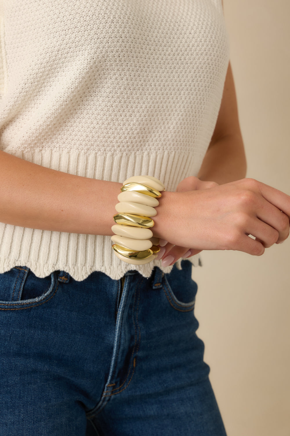 Stretch-Bracelet-Highlighting-The-Sculptural-Ivory-Links-And-Gold-Accents