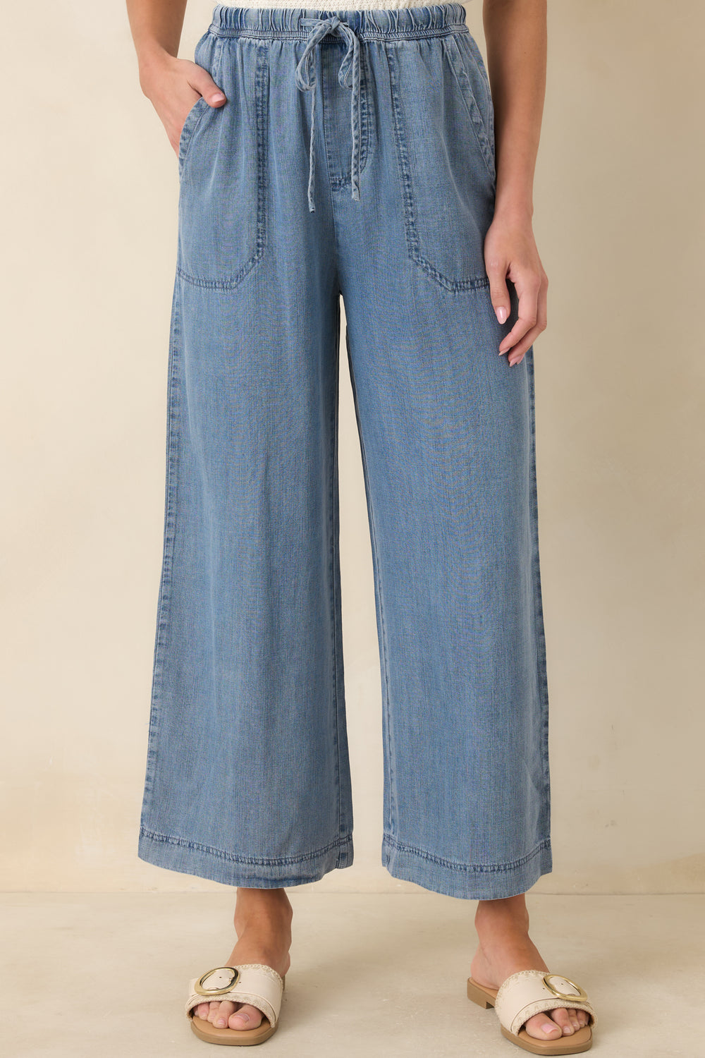 View-Of-Elastic-Waistband-With-Adjustable-Drawstring-And-Gathered-Detail