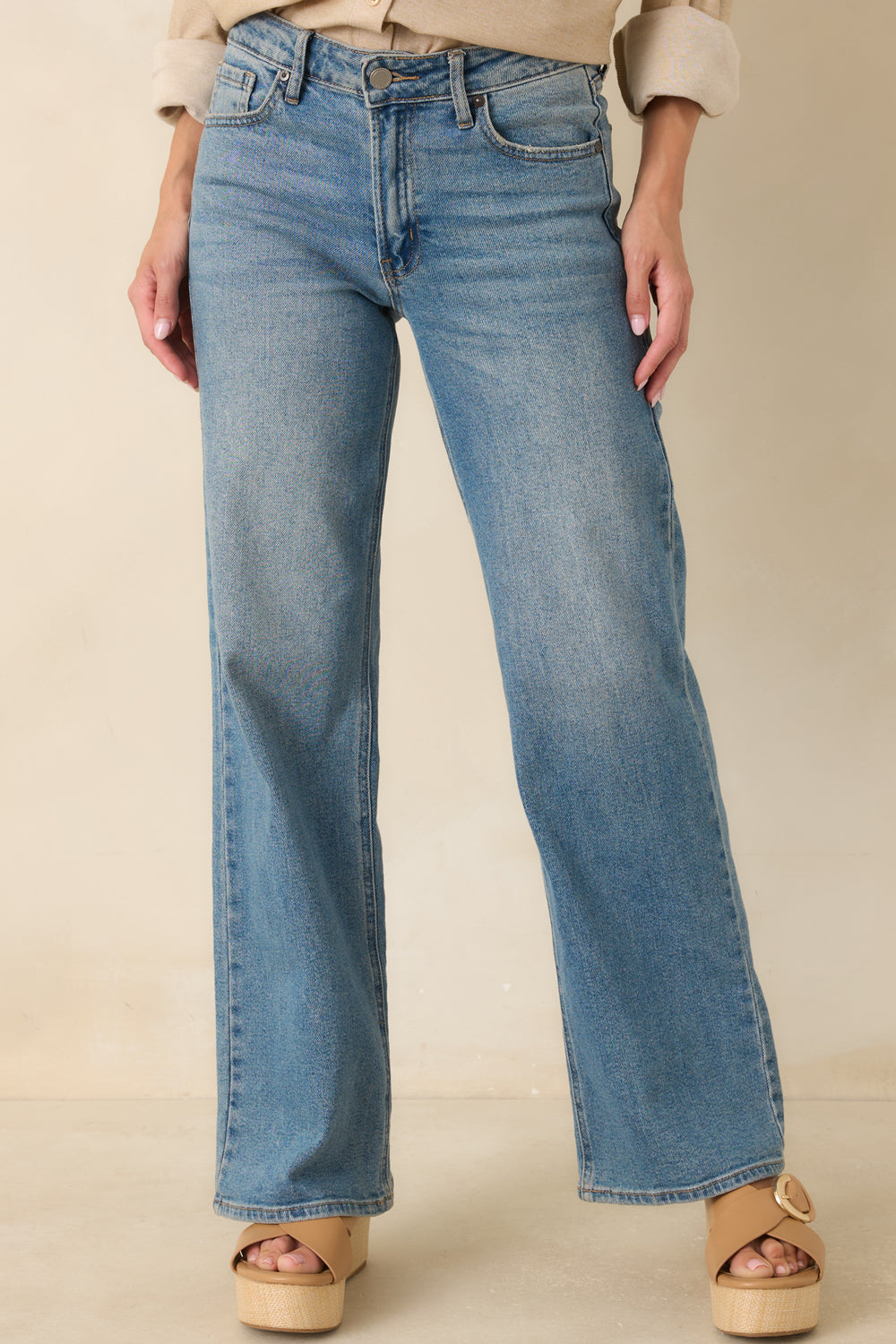 Wide-Leg-Jeans-With-Clean-Front-Pocket-Detailing